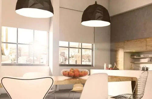 Helle moderne Küche mit großen Fenstern und hellen Rollos