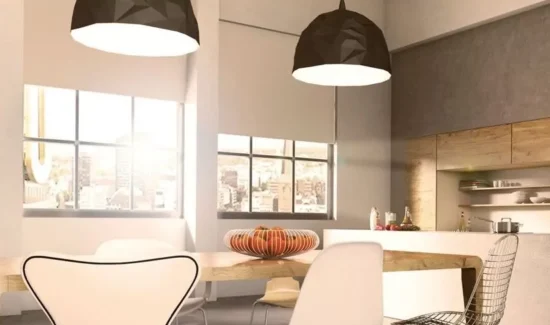 Helle moderne Küche mit großen Fenstern und hellen Rollos