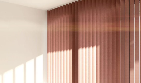 Vertikaljalousien mit durchscheinendem Sonnenlicht an einem Fenster