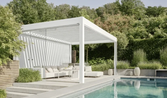 Moderne Pergola am Pool mit stilvollen Möbeln und üppigem Garten
