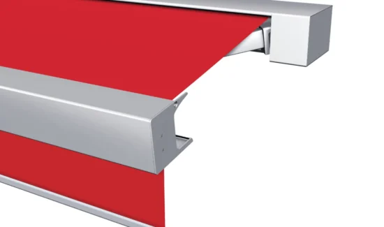 Rote Markise mit silbernem Rahmen