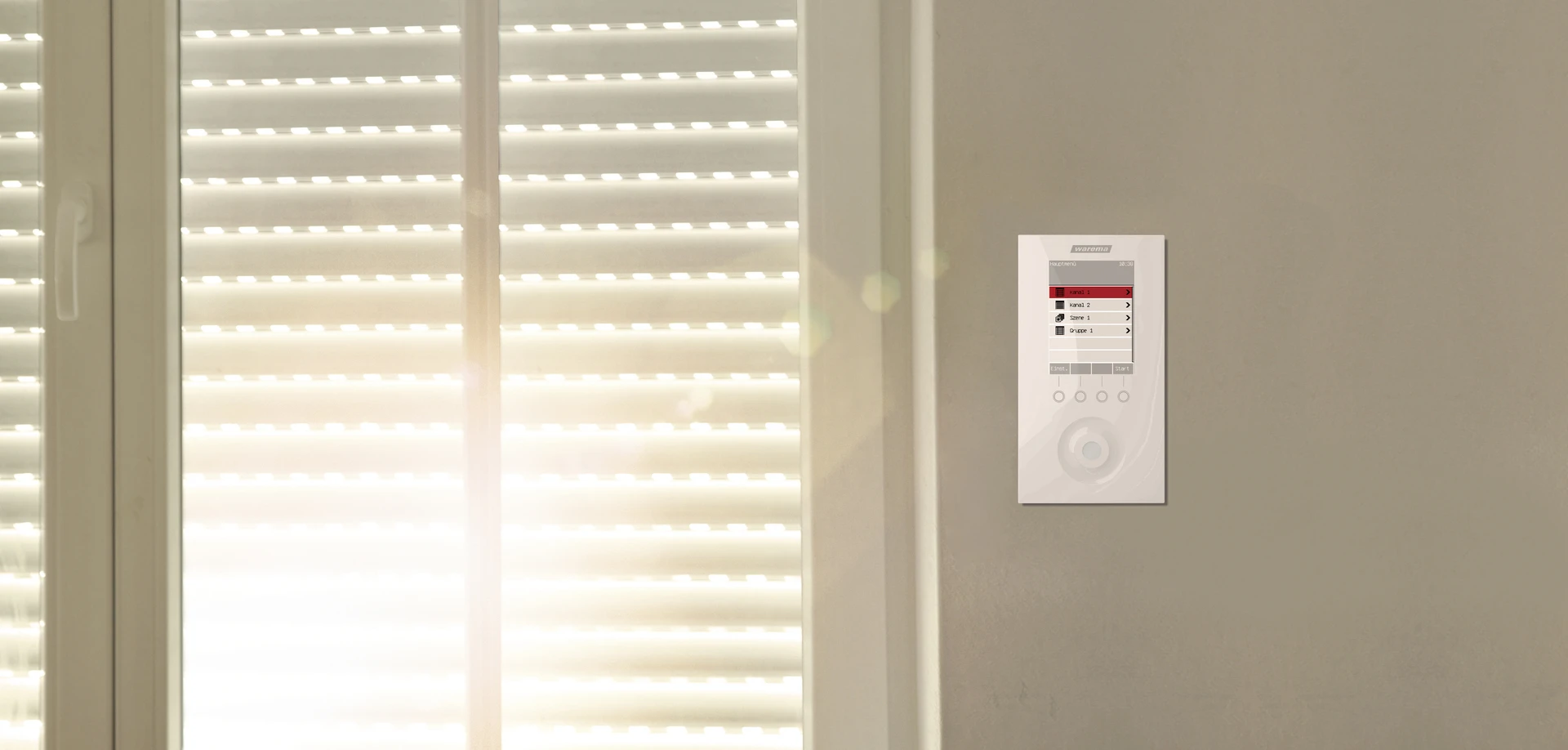 Innenansicht eines Raumes mit geschlossenen Jalousien und einer Steuerungseinheit an der Wand