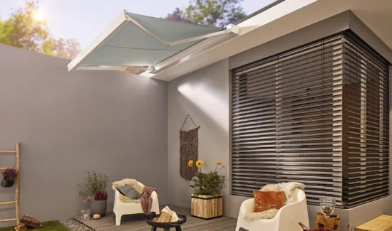 Moderne Terrasse mit Sonnenschutz und gemütlichen Stühlen