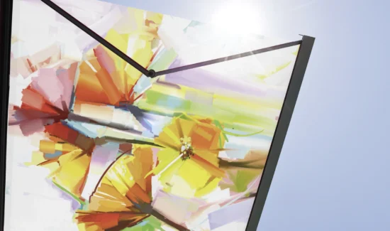 Moderne bunte Markise mit Sonnenlicht im Hintergrund