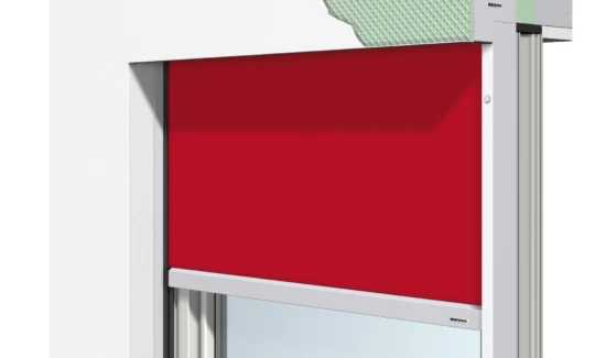 Detailansicht eines roten Rolladens mit verdecktem Kasten